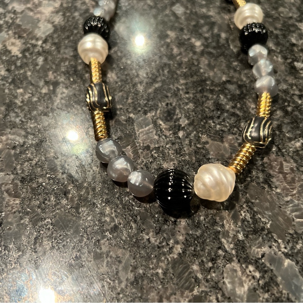 Elegant Black and Gold Beaded Necklace - Picture 4 of 4